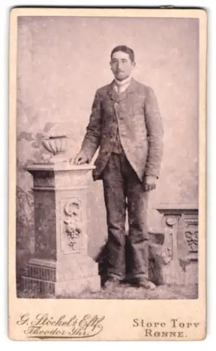 Fotografie G. Stöckel`s Eftf., Rønne, Store Torv, Eleganter Herr im Atelier