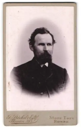 Fotografie G. Stöckel`s Eftf., Rønne, Store Torv, Porträt eines Herren mit Bart