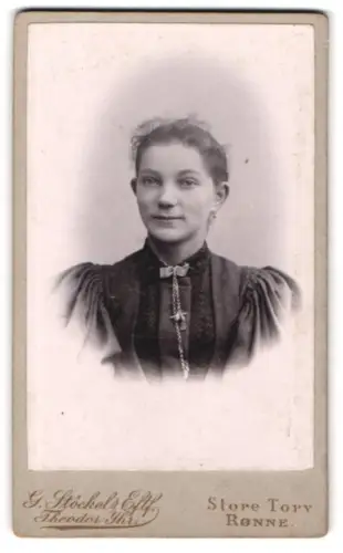Fotografie G. Stöckel`s Eftf., Rønne, Store Torv, Porträt einer jungen Frau
