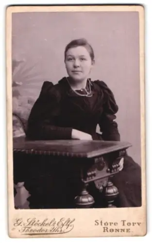 Fotografie G. Stöckel`s Eftf., Rønne, Store Torv, Frau im dunklen Kleid