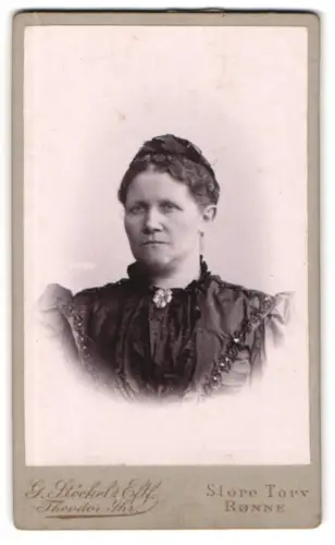 Fotografie G. Stöckel`s Eftf., Rønne, Store Torv, Porträt einer Frau in edler Garderobe