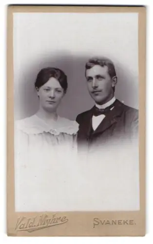 Fotografie Vald. Myhre, Svaneke, Porträt eines Paares