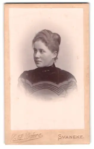 Fotografie Vald. Nyhre, Svaneke, Porträt einer jungen Frau