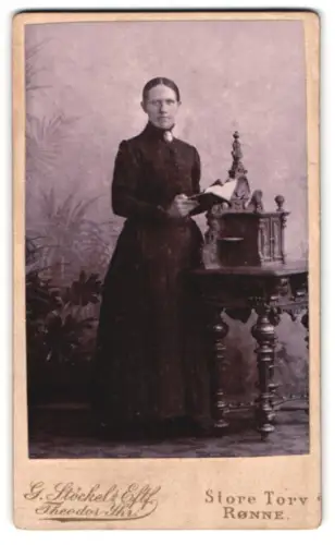 Fotografie G. Stöckel`s Eftf. Theodor Yhr, Rønne, Storetorv, Frau mit kunstvoll geschnitztem Tisch