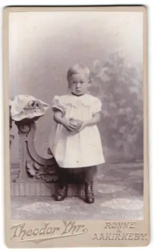 Fotografie Theodor Yhr, Rönne, Kleinkind in hellem Kleid