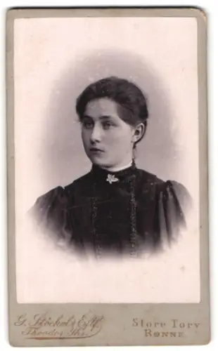 Fotografie G. Stöckel`s Eftf. Theodor Yhr, Rønne, Storetorv, Porträt einer jungen Frau