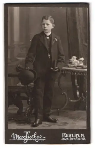 Fotografie Max Fischer, Berlin, Invalidenstr. 161, Junge mit Hut und Buch