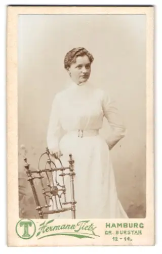 Fotografie Hermann Tietz, Hamburg, Grosser Burstah 12-14, Frau in elegantem Kleid