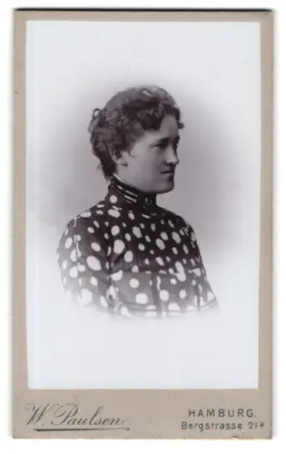 Fotografie W. Paulsen, Hamburg, Bergstrasse 21a, Porträt einer Frau im gepunkteten Kleid 1903