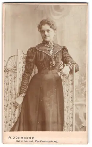Fotografie R. Dührkoop, Hamburg, Ferdinandstr. 43, Frau in gestreiftem Kleid