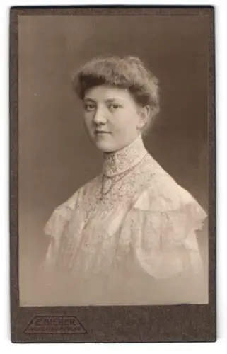 Fotografie E. Bieber, Hamburg, Jungfernstieg 8/9, Porträt einer Frau mit Halskette