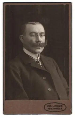 Fotografie Carl Schiewek, Nordhausen, Töpfer Str. 1, Porträt eines Herren mit Brille und Schnurrbart