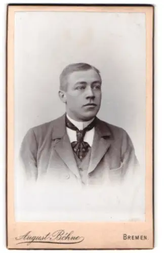 Fotografie August Böhme, Bremen, Am Wall 78, Porträt eines jungen Mannes