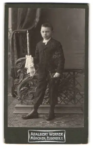 Fotografie Adalbert Werner, München, Elisenstr. 7, Junge mit Kerze und Bibel