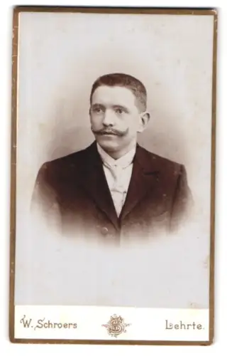 Fotografie W. Schroers, Lehrte, Sedanstrasse 9, Porträt eines Herren mit Schnurrbart