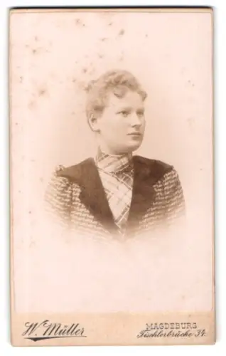 Fotografie W. Müller, Magdeburg, Tischlerbrücke 34, Porträt einer Frau in eleganter Kleidung