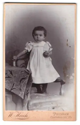 Fotografie W. Hach, Potsdam, Charlotten-Str. 25, Kleinkind auf Stuhl