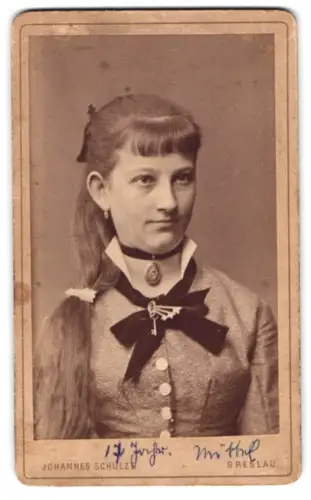 Fotografie Johannes Schulze, Breslau, Matthiasplatz 13, Porträt eines Mädchens mit 17 Jahren