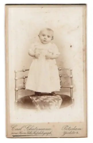 Fotografie Carl Schatzmann, Potsdam, Yorckstrasse 4, Kleinkind auf einem Stuhl