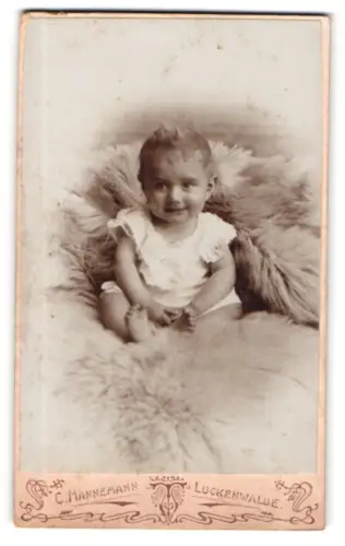 Fotografie C. Hannemann, Luckenwalde, Trebbinerstrasse 6, Kleinkind auf Fell sitzend