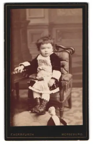 Fotografie F. Herrfurth, Merseburg, Brühl 4, Kind auf Sessel sitzend