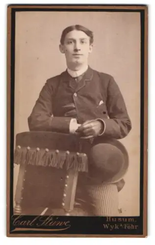 Fotografie Carl Stüne, Husum, Schloss-Strasse, Porträt eines jungen Mannes mit Melone