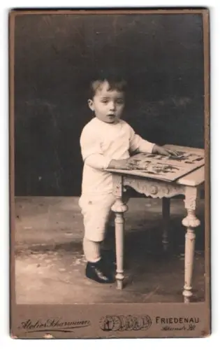 Fotografie Atelier Scharmann, Friedenau, Rheinstrasse 20, Kleinkind an Tisch