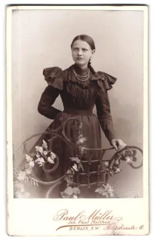 Fotografie Paul Müller, Berlin, Blücherstr. 6, Junge Frau mit Blumenornament