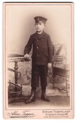 Fotografie Alex Tepper, Berlin-Tempelhof, Ringbahn-Strasse 60, Junge in eleganter Kleidung