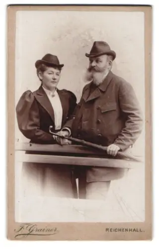 Fotografie F. Grainer, Reichenhall, Elegantes Paar mit Schirm
