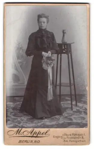 Fotografie M. Appel, Berlin, Neue Königstrasse 1, Frau mit Blumenstrauss
