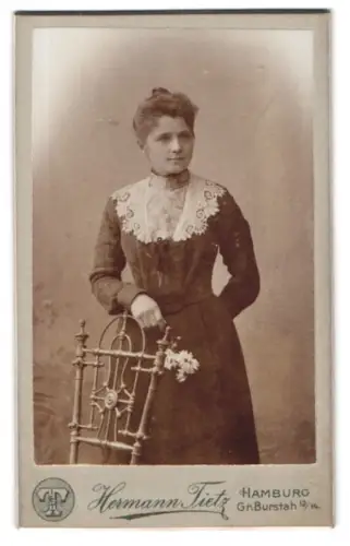 Fotografie Hermann Tietz, Hamburg, Gr. Burstah 12/14, Porträt einer Dame mit Stuhl