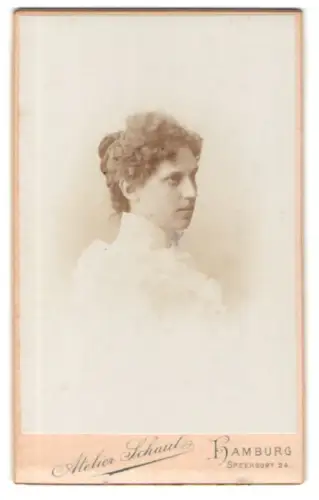Fotografie Atelier Schaul, Hamburg, Speersort 24, Profilansicht einer Frau in eleganter Kleidung