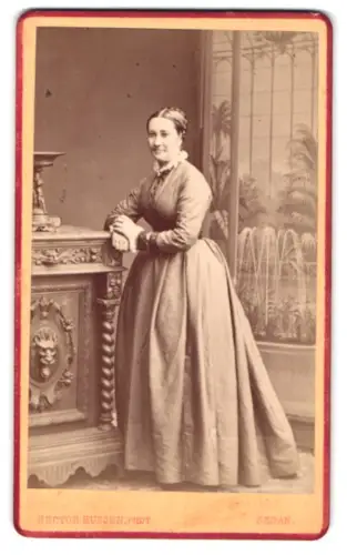 Fotografie Hector Husson, Sedan, Place d`Armes, Frau mit elegantem Kleid