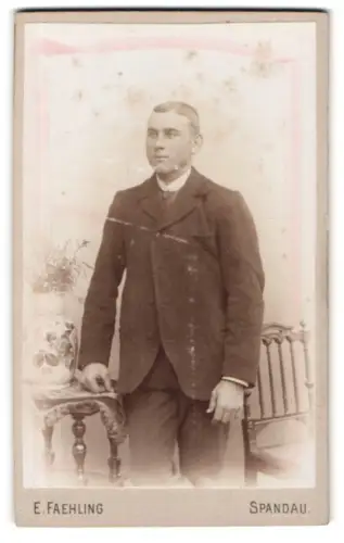 Fotografie E. Faehling, Spandau, Potsdamerstr. 7, Porträt eines eleganten Herren