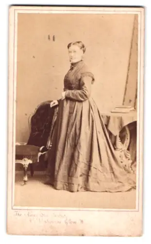 Fotografie The Alexandra Studio, Ort unbekannt, Westbourne Grove 45, Dame im eleganten Kleid