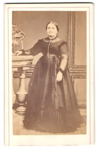 Fotografie Chesnel Glenisson, Charenton, 5. Chemin de Conflans, Dame in elegantem Kleid