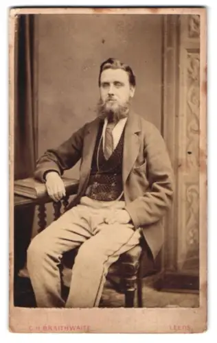 Fotografie C. H. Braithwaite, Leeds, Briggate 75a, Herr im eleganten Anzug