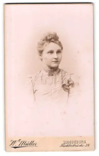 Fotografie W. Müller, Magdeburg, Tischlerbrücke 34, Porträt einer jungen Frau