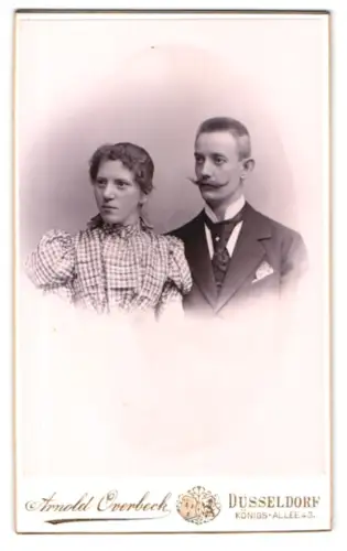 Fotografie Arnold Overbeck, Düsseldorf, Königs-Allee 43, Porträt eines eleganten Paares