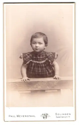 Fotografie Paul Weyerstahl, Solingen, Kasernenstr. 17, Porträt eines kleinen Kindes