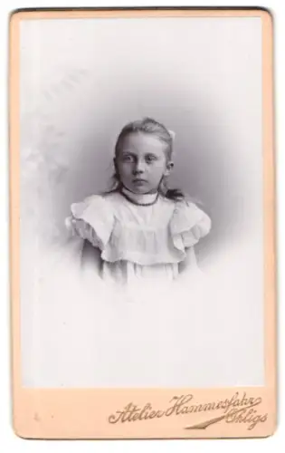 Fotografie W. Hammesfahr, Ohligs, Mädchen im weissen Kleid