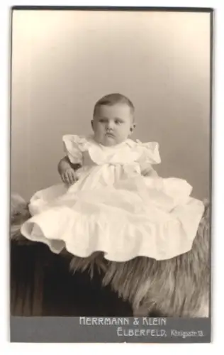 Fotografie Herrmann & Klein, Elberfeld, Königstrasse 13, Porträt eines Kleinkindes
