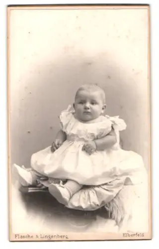 Fotografie Flasche & Lingenberg, Elberfeld, Mäuerchenstr. 26, Porträt eines sitzenden Kleinkindes