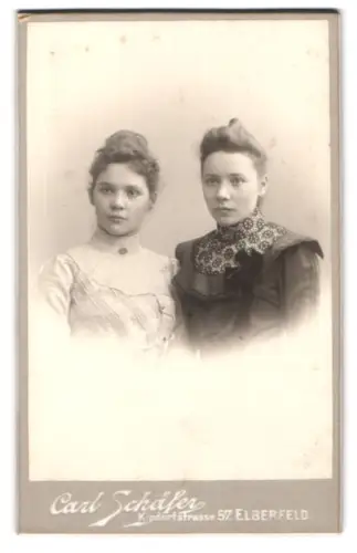 Fotografie Carl Schäfer, Elberfeld, Kipdorfstrasse 57, Zwei Damen in eleganter Kleidung