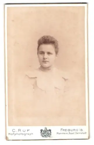 Fotografie C. Ruf, Freiburg i.B., Kaiserstrasse 5, Porträt einer jungen Frau