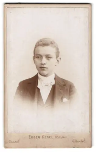 Fotografie Eugen Kegel, Cassel, Gr. Rosenstrasse 5, Porträt eines jungen Mannes