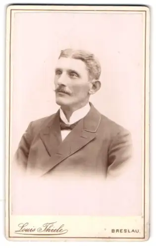 Fotografie Louis Thiele, Breslau, Porträt eines Mannes