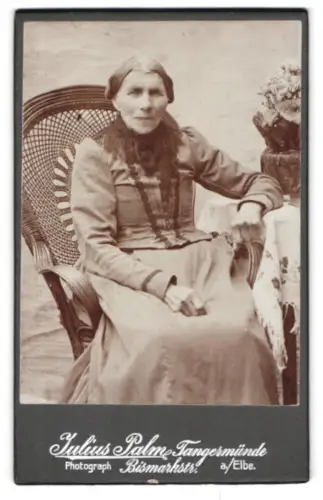 Fotografie Julius Palm, Tangermünde a. Elbe, Bismarckstr., Frau im Stuhl sitzend