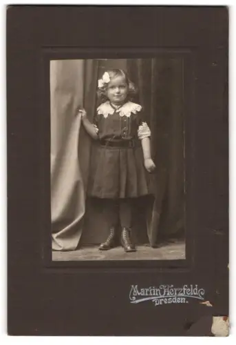 Fotografie Martin Herzfeld, Dresden, Prager Strasse 7, Porträt eines kleinen Mädchens in festlicher Kleidung